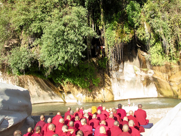 Tibetan nuns puja opposite cave of Tilopa