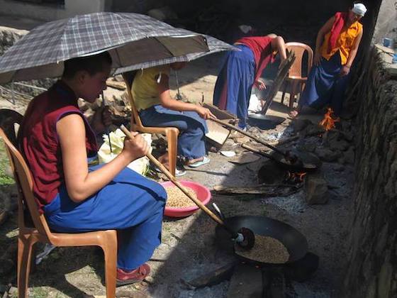 Tibetan-Buddhist-nuns-roasting-tsampa